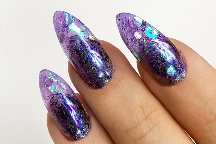 Nehtový trend pro kreativní ženy. Jelly nails, které vytváří efekt želatinových bonbonů. 
