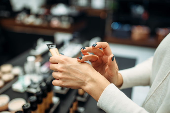 Pokud vybíráte make-up v drogerii, vyzkoušejte odstín i konzistenci za pomoci tasterů. Nejlepšího srovnání docílíte nanesením na hřbet ruky. 
