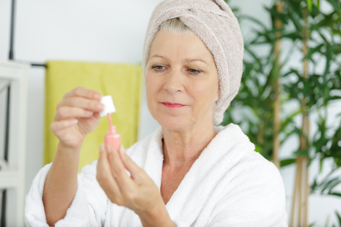 Při tvorbě Baby Boomer manikúry se bez růžového laku neobjedete. Ten totiž tvoří základní barvu. Vybírat však můžete různé odstíny růžové. 

