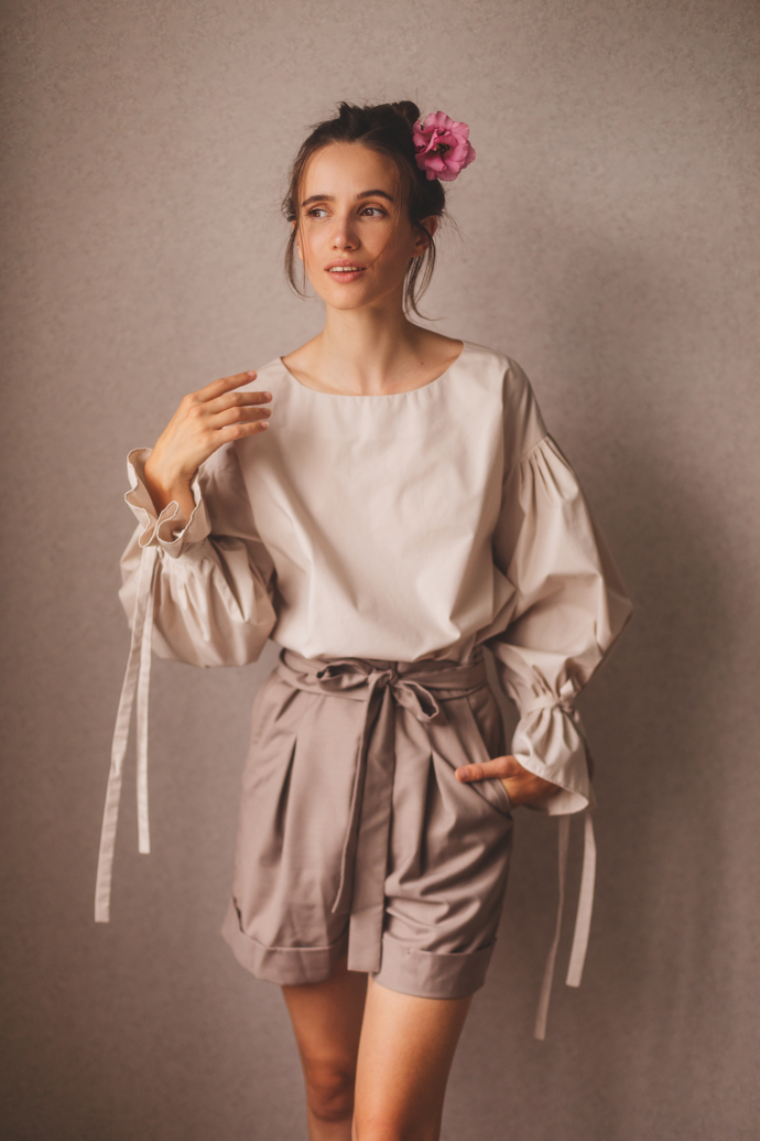 Chcete být v roce 2025 trendy? Vsaďte na paperbag kalhoty v odstínu Mocha Mousse, který se stal barvou letošního roku. 
