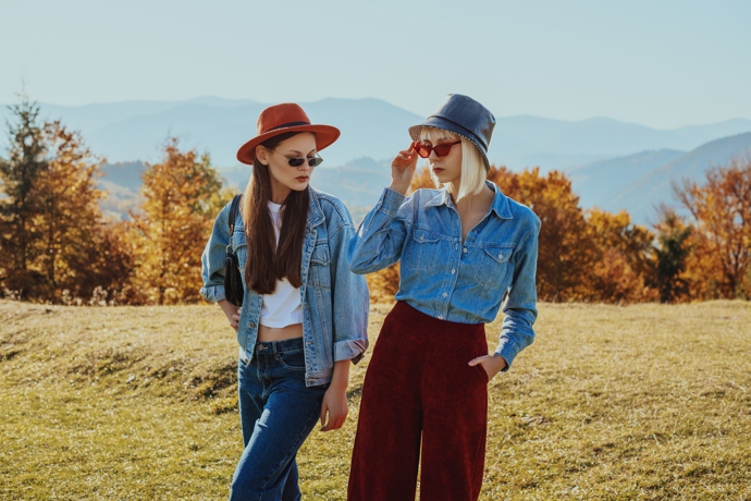 Denim od hlavy až k patě. Oblékat můžete džíny, džínové bundy a košile, ale i klobouky nebo dokonce boty. 
