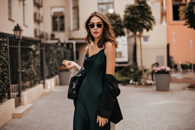 žena ve slip dress