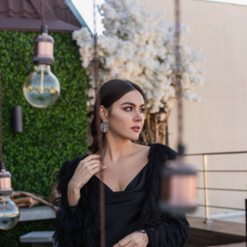 Chystáte se do společnosti? Šaty slip dress můžete doplnit elegantním kožichem, který jim dodá na noblese.
