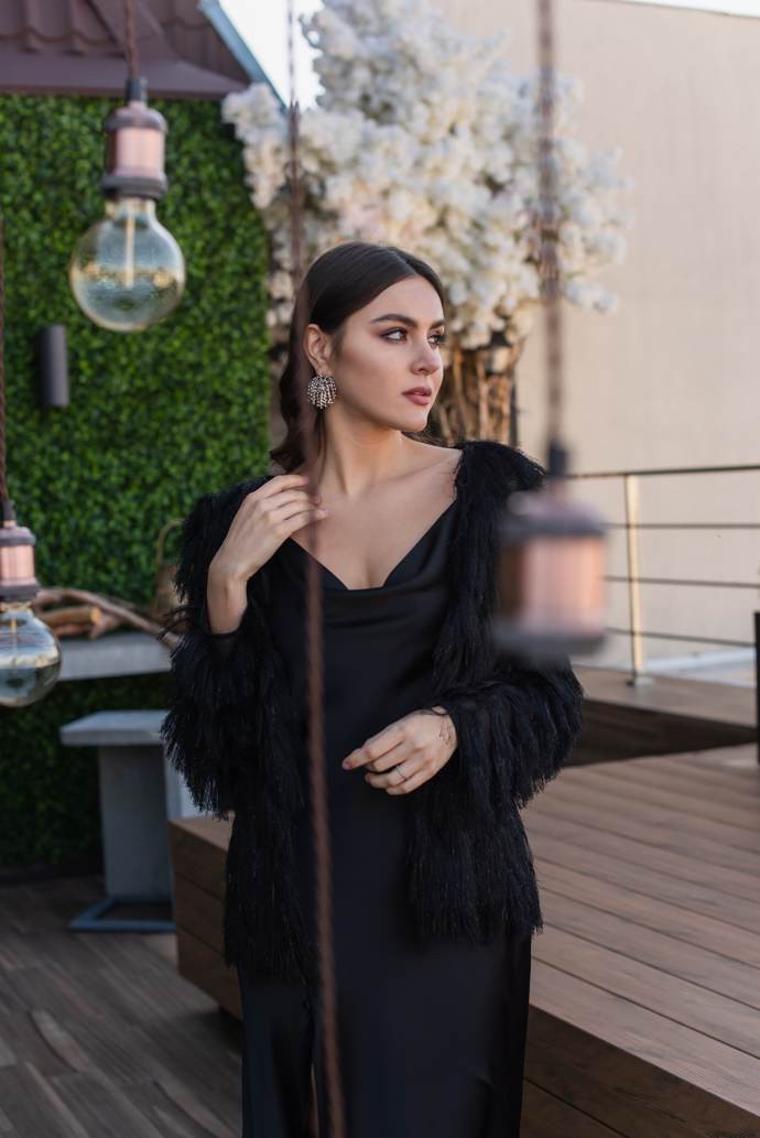 Chystáte se do společnosti? Šaty slip dress můžete doplnit elegantním kožichem, který jim dodá na noblese.
