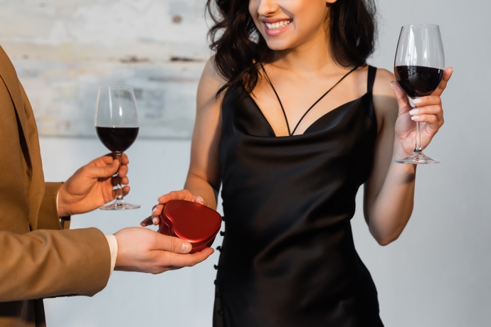 I jednoduché slip dress šaty mohou být zdobeny zajímavým detailem v dekoltu, který má působivý efekt. 
