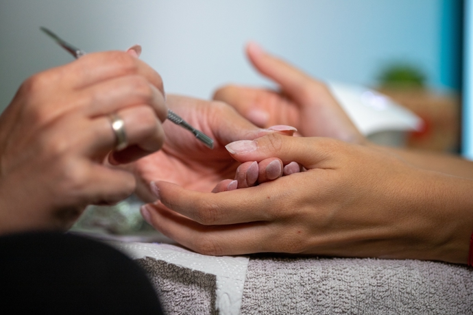 Příprava nehtů je velice důležitá. Odmaštění, vypilování a nanesení základní vrstvy patří k základním úkonům. 
