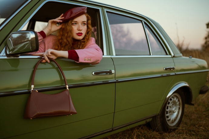 Vintage nemusí znamenat jen sukně a šaty. Oblíbené jsou také saka a kalhoty volného střihu v trendy barvách. Baret a kabelka tento styl krásně doplní. 
