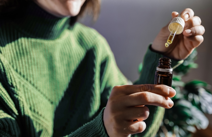Rostlinné oleje můžete konzumovat v oblíbených pokrmech. Některé z nich však lze používat i přímo na pleť a nahradit jimi hydratační krémy.
Rostlinné oleje můžete konzumovat v oblíbených pokrmech. Některé z nich však lze používat i přímo na pleť a nahradit jimi hydratační krémy.