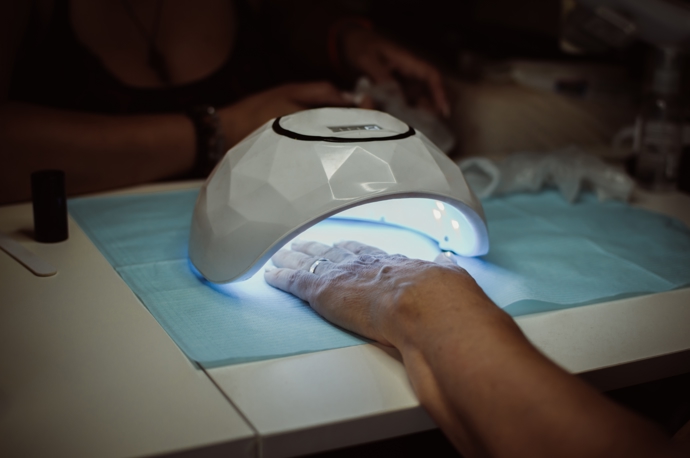 V případě, že se rozhodnete pro UV gelový lak, je třeba jej vytvrdit za pomoci UV lampy. Taková manikúra vám může vydržet až několik týdnů. 
