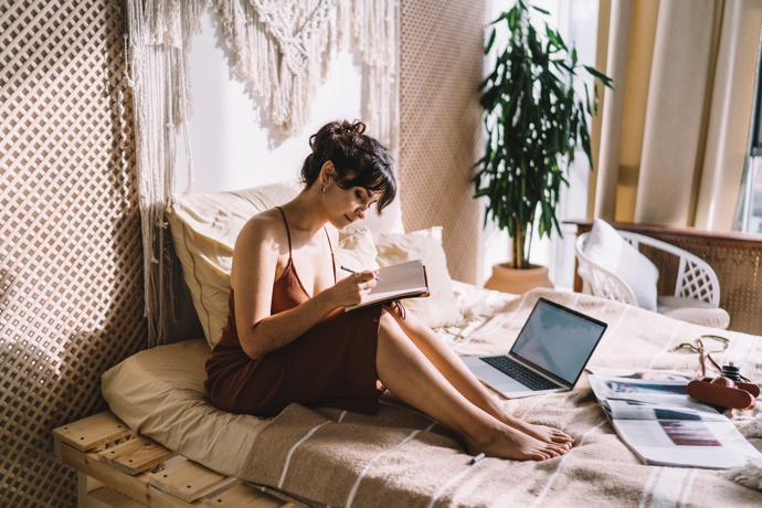 Slip dress šaty můžete nosit i ve volném čase. Na tyto příležitosti lze vybírat modely z žerzeje nebo bavlny, které jsou velice pohodlné. 
