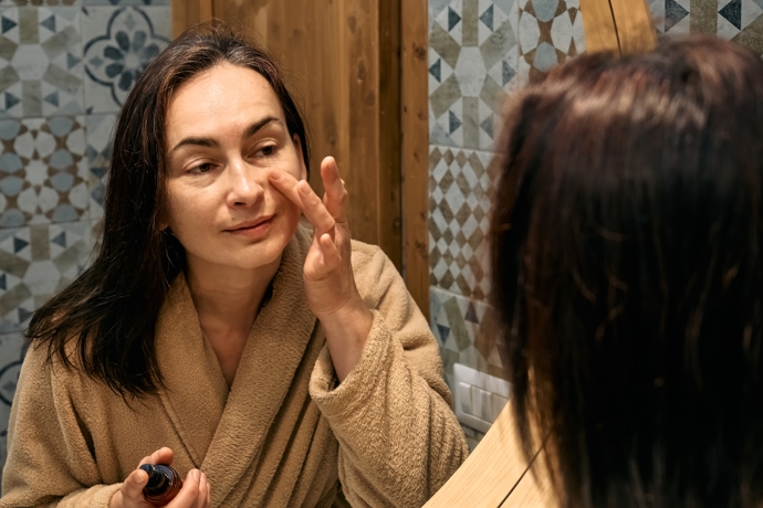 Je vaše pleť unavená, nebo působí nezdravě? Použijte rozjasňující make-up, který ji dodá jiskru. Myslete současně na dostatečnou kvalitu spánku i zdravý jídelníček. 
