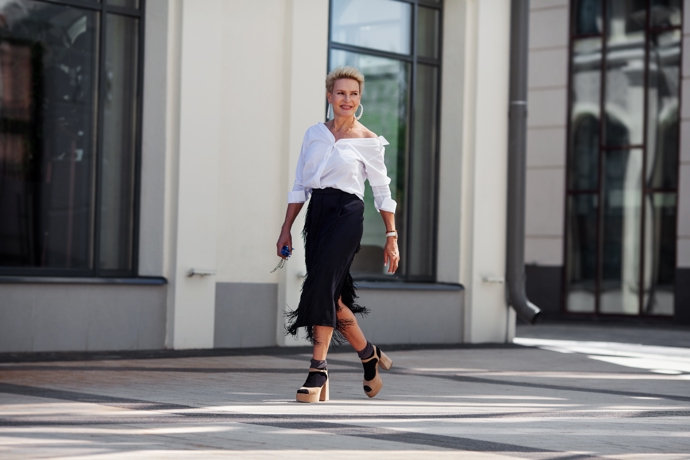 Buďte elegantní a šik o po padesátce. Vsaďte na sukni s vysokým pasem a trendy top. Získáte velmi ležérní outfit, se kterým spolehlivě zabodujete. 
