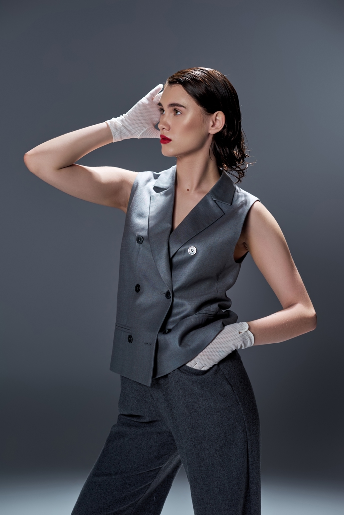 Vesta oblečená přímo na tělo je sexy a přitom elegantní. 
