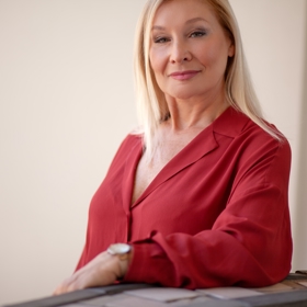 Teplé blond odstíny budou ženám nad 50 let slušet. 

