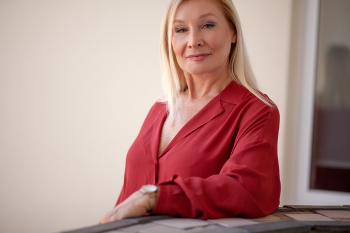 Teplé blond odstíny budou ženám nad 50 let slušet. 
