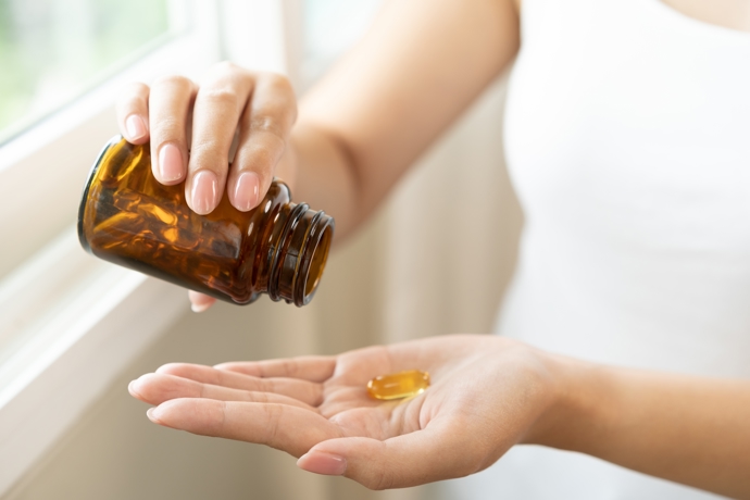 Vlasům můžete pomoci i zevnitř - ať už za pomoci zdravé stravy nebo vitamínů. 
