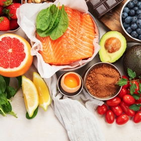 Citrusové plody, jahody nebo kiwi patří mezi ovoce bohaté na vitamín C, které má na pleť pozitivní vliv. Stejně tak ryby, jež jsou bohaté na omega-3 mastné kyseliny. 
