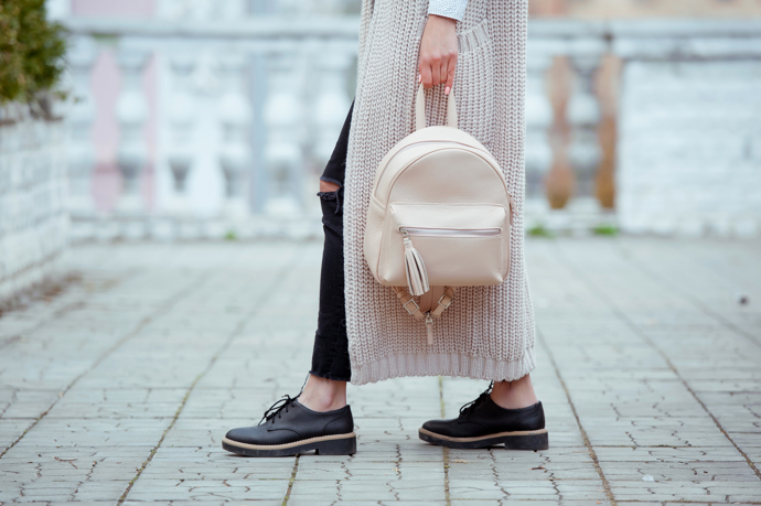 Elegantní batohy jsou ideální na každodenní nošení do města. Můžete je zkusit moderně sladit tón v tónu s dalšími kousky vašeho outfitu. 
