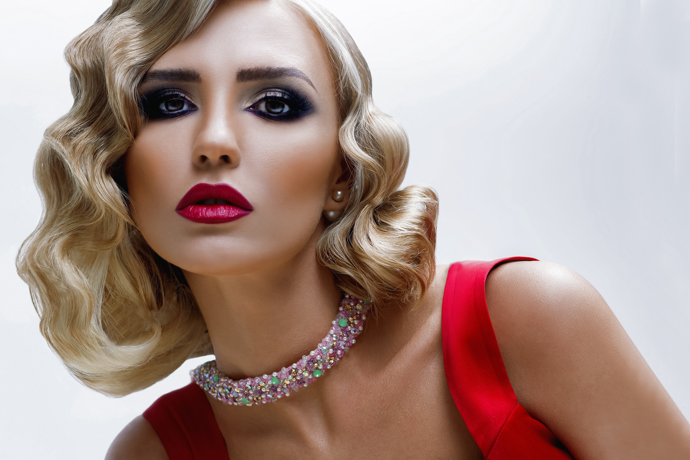 Retro vlny ve stylu glamour se hodí i na ples.
Retro vlny ve stylu glamour se hodí i na ples.