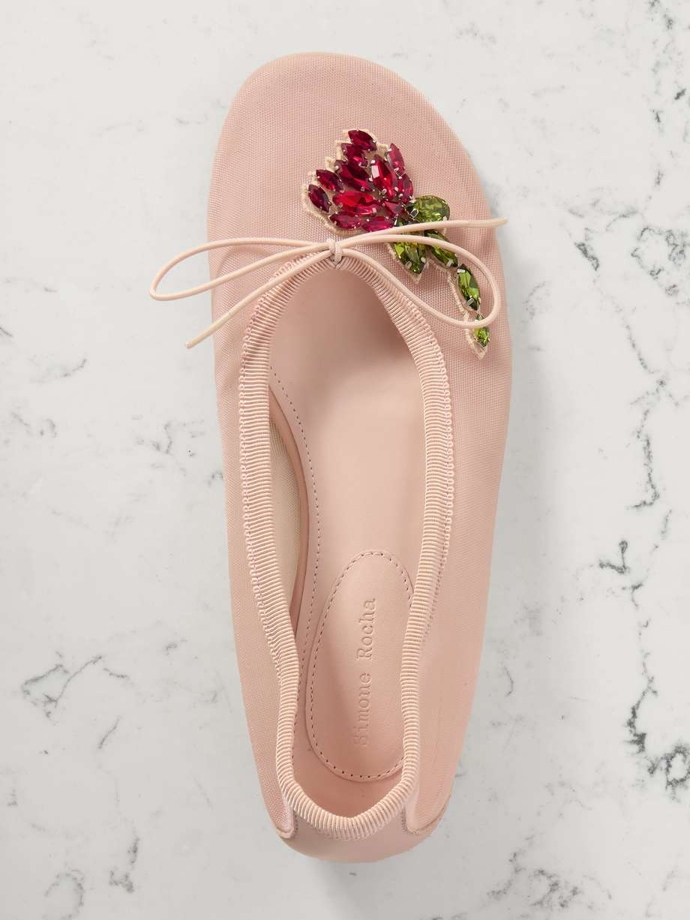 Síťované balerínky Crystal-embellished mesh ballet flats, SImone Rocha, 835 eur
Síťované balerínky Crystal-embellished mesh ballet flats, SImone Rocha, 835 eur