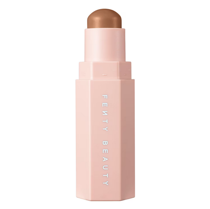 Líčidla v tyčince Fenty Beauty Match Stix MATTE Skinstick kryjí, korigují a konturují ve 20 odstínech pečlivě vyladěných a intenzivně testovaných, aby vypadaly dobře na celé škále tónů pleti. 770 Kč

