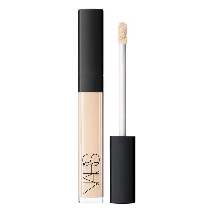 Korektor Nars Radiant Creamy Concealer je ideální pro všechny typy pleti. Zakrývá i tmavé kruhy pod očima, 930 Kč
