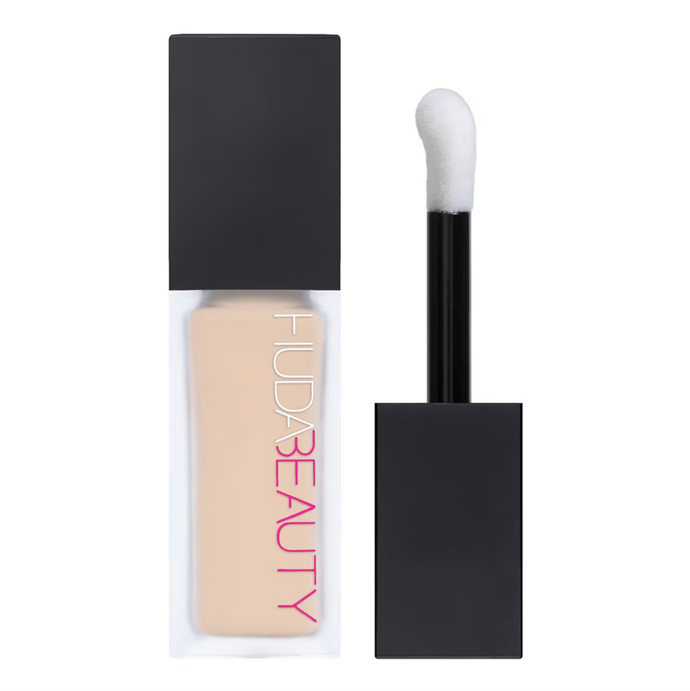 Dlouhotrvající krémový korektor Huda Beauty s odstupňovaným krytím, 890 Kč
