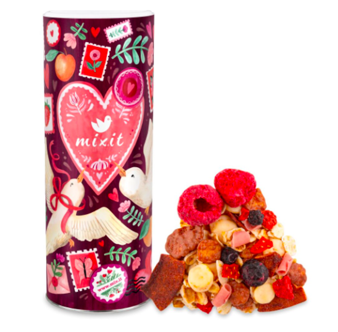 Elixír z lásky, Mixit, 279 Kč (600 g)
Limitka Mixit Elixír z lásky obsahuje müsli s růžovou čokoládou Ruby, lyofilizovanými jahodami, borůvkami a malinami a přírodním afrodiziakem guaranou.
Elixír z lásky, Mixit, 279 Kč (600 g)
Limitka Mixit Elixír z lásky obsahuje müsli s růžovou čokoládou Ruby, lyofilizovanými jahodami, borůvkami a malinami a přírodním afrodiziakem guaranou.