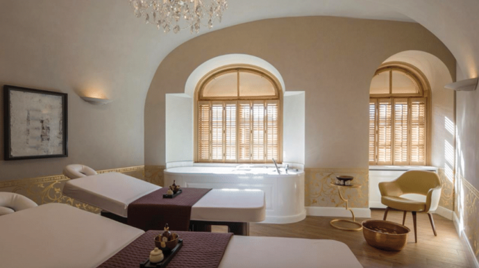 Milujete-li s partnerem rozmazlování a výjimečné chvíle, dopřejte si zážitek v podobě luxusní procedury River of Love Ritual v hotelu Four Seasons Hotel Prague. Je navržena pro páry, které touží po relaxaci a propojení v harmonickém prostředí. Ošetření probíhá v klidné atmosféře AVA Spa a zahrnuje parní lázeň, vyhlazující peeling, vyživující relaxační masáž, tělový zábal a ošetření obličeje.
Rituál je ideálním zážitkem pro páry, které chtějí sdílet chvíle péče a harmonie, trvá 120 minuta zahrnuje láhev Prosecca, jahody v čokoládě a volný vstup do vitality bazénu, sauny a páry, cena je 9 900 Kč na osobu. Ošetření je nutné rezervovat předem.
Milujete-li s partnerem rozmazlování a výjimečné chvíle, dopřejte si zážitek v podobě luxusní procedury River of Love Ritual v hotelu Four Seasons Hotel Prague. Je navržena pro páry, které touží po relaxaci a propojení v harmonickém prostředí. Ošetření probíhá v klidné atmosféře AVA Spa a zahrnuje parní lázeň, vyhlazující peeling, vyživující relaxační masáž, tělový zábal a ošetření obličeje.
Rituál je ideálním zážitkem pro páry, které chtějí sdílet chvíle péče a harmonie, trvá 120 minuta zahrnuje láhev Prosecca, jahody v čokoládě a volný vstup do vitality bazénu, sauny a páry, cena je 9 900 Kč na osobu. Ošetření je nutné rezervovat předem.