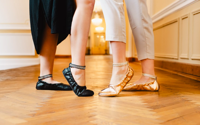 Nádherné barefoot balerínky z udržitelných materiálů zdobené kameny značky Preciosa si můžete přát od partnera nebo si je kupte pro radost sama. Info o ceně bot z kolekce dámské obuvi Ahinsa Preciosa získáte v obchodech nebo na e-shopu.
Nádherné barefoot balerínky z udržitelných materiálů zdobené kameny značky Preciosa si můžete přát od partnera nebo si je kupte pro radost sama. Info o ceně bot z kolekce dámské obuvi Ahinsa Preciosa získáte v obchodech nebo na e-shopu.