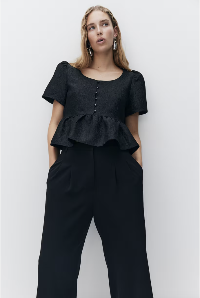 Brokátová halenka s dolním volánem, H&M, 479 Kč
Brokátová halenka s dolním volánem, H&M, 479 Kč