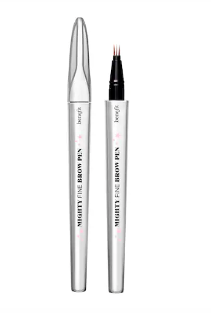 Mighty Fine Brow Pen - super tenké pero na obočí s trojhrotem, Benefit, 810 Kč
