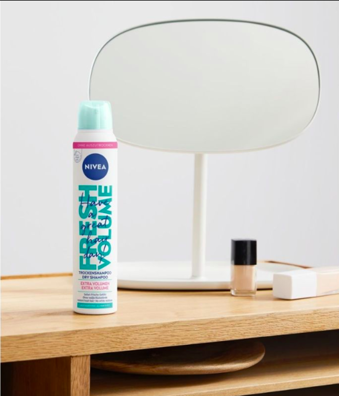 Suchý šampon, NIVEA Fresh Volume, 140 Kč 
