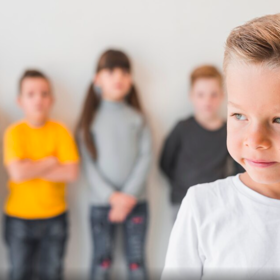 Skleněné dítě je potomek, kterého jeho rodiče přehlíží nebo dokonce mohou zanedbávat z důvodu péče o jeho sourozence se speciálními potřebami nebo chronickým onemocněním. 
