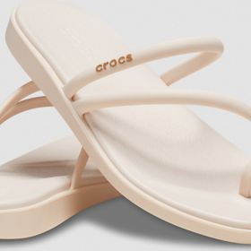Minimalistické sandálky Crocs Miami Toe Loop Sandal s hranatou špičkou, 1199 Kč
