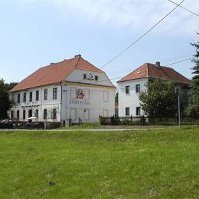 Veliká poštovní budova se zájezdním hostincem a konírnami byla hotová v roce 1817.
