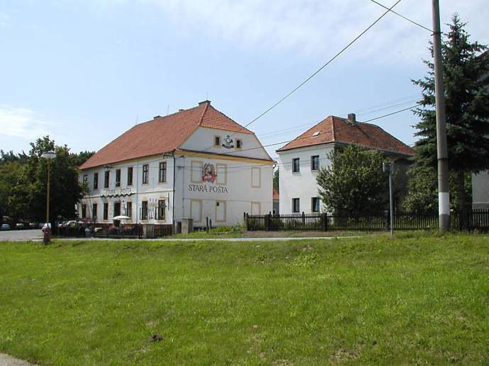 Veliká poštovní budova se zájezdním hostincem a konírnami byla hotová v roce 1817.
