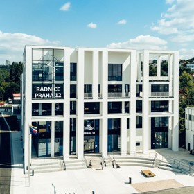 Architektura radnice propojuje funkčnost s estetikou a odkazuje na industriální historii Modřan. Její tvar a fasáda připomínají tvary kostek cukru jako připomínku slavné minulosti modřanského cukrovaru.
Architektura radnice propojuje funkčnost s estetikou a odkazuje na industriální historii Modřan. Její tvar a fasáda připomínají tvary kostek cukru jako připomínku slavné minulosti modřanského cukrovaru.