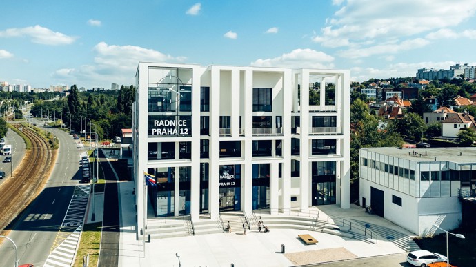 Architektura radnice propojuje funkčnost s estetikou a odkazuje na industriální historii Modřan. Její tvar a fasáda připomínají tvary kostek cukru jako připomínku slavné minulosti modřanského cukrovaru.
Architektura radnice propojuje funkčnost s estetikou a odkazuje na industriální historii Modřan. Její tvar a fasáda připomínají tvary kostek cukru jako připomínku slavné minulosti modřanského cukrovaru.