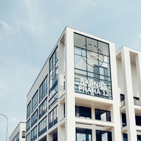 Architektura radnice propojuje funkčnost s estetikou a odkazuje na industriální historii Modřan. Její tvar a fasáda připomínají tvary kostek cukru jako připomínku slavné minulosti modřanského cukrovaru.
Architektura radnice propojuje funkčnost s estetikou a odkazuje na industriální historii Modřan. Její tvar a fasáda připomínají tvary kostek cukru jako připomínku slavné minulosti modřanského cukrovaru.