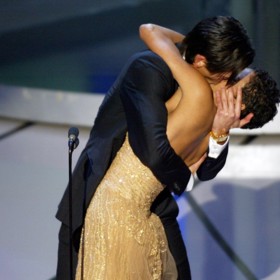 Adrien Brody líbal Halle Berry
