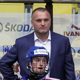 Táta a syn na lavičce v juniorské reprezentaci
