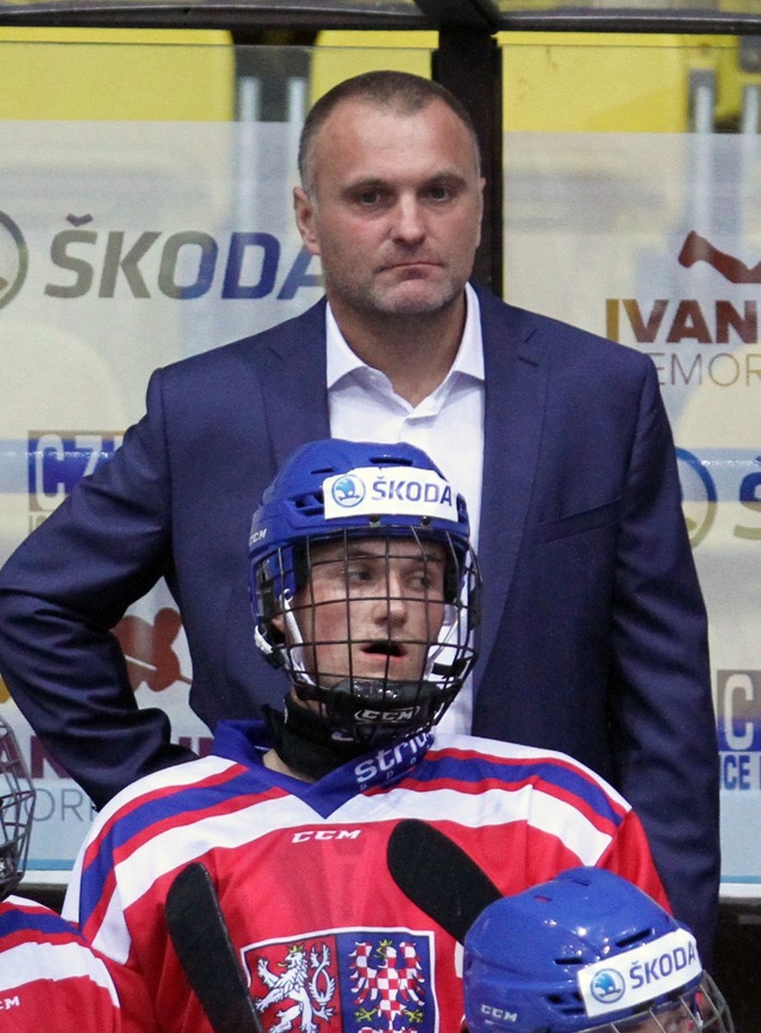 Táta a syn na lavičce v juniorské reprezentaci
