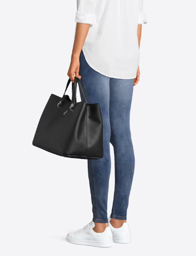 TOMMY HILFIGER Nákupní taška 3499 Kč
TOMMY HILFIGER Nákupní taška 3499 Kč