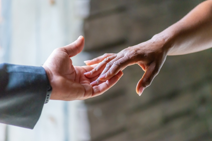 Nyní neví, co má dělat. S manželem neumí mluvit, nechce si vedle něj ani sednout. Cítí velkou zradu a netuší, zda ještě někdy vůbec bude schopná se na něj podívat.
