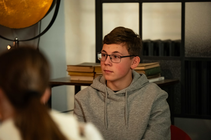 Nekonečný seriál Ulice sleduje dramatické osudy několika rodin žijících v sousedství
