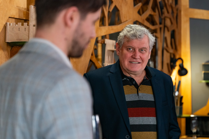 Nekonečný seriál Ulice sleduje dramatické osudy několika rodin žijících v sousedství
