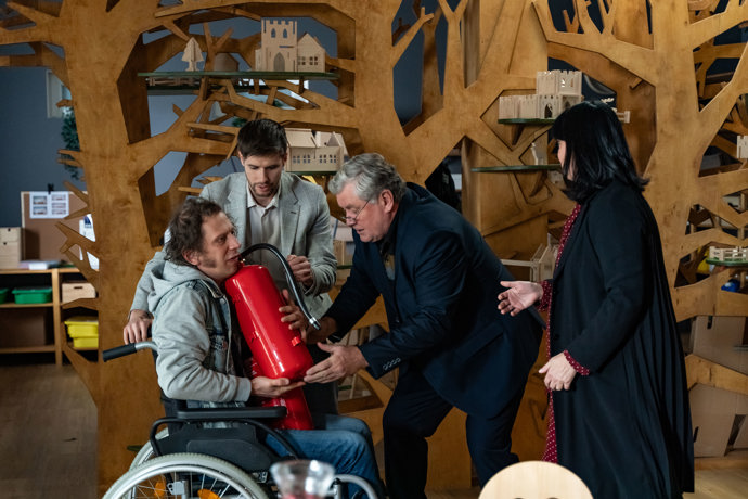 Nekonečný seriál Ulice sleduje dramatické osudy několika rodin žijících v sousedství
