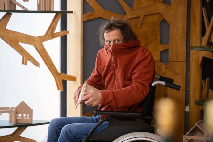 Nekonečný seriál Ulice sleduje dramatické osudy několika rodin žijících v sousedství
