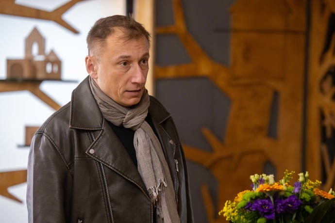 Nekonečný seriál Ulice sleduje dramatické osudy několika rodin žijících v sousedství

